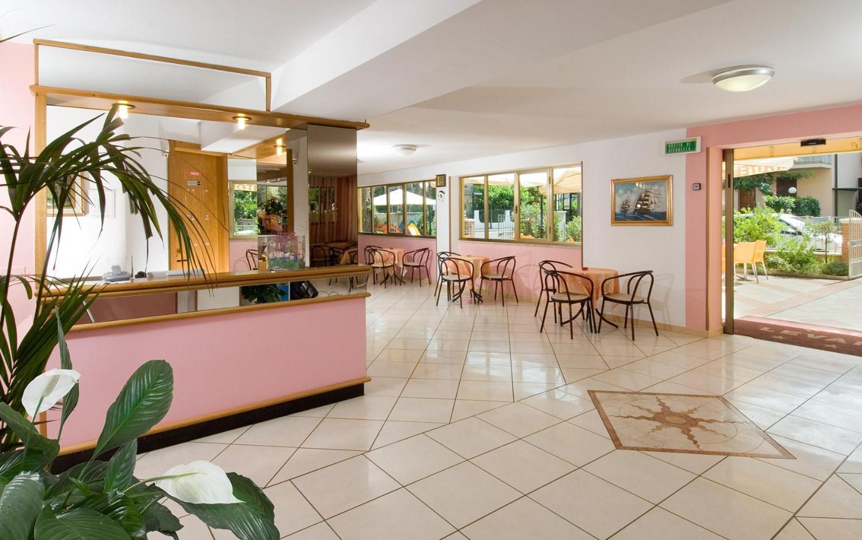 Hotel Levante Cervia Exterior photo